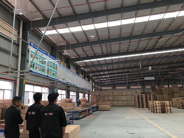 CCTV客戶大風(fēng)扇安裝車(chē)間拍攝