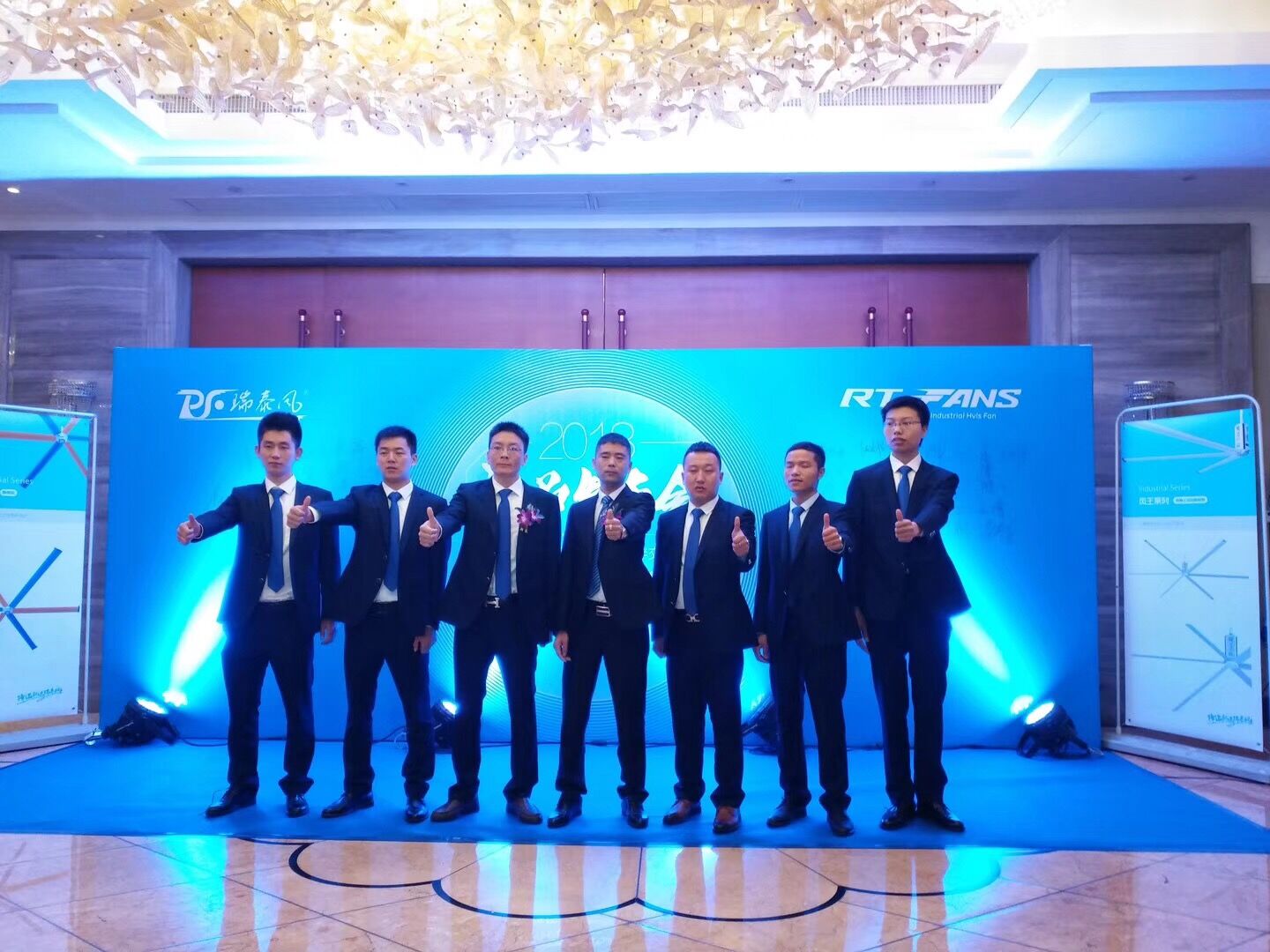 環(huán)保空調(diào),冷風(fēng)機,冷風(fēng)機廠家,工業(yè)風(fēng)扇,廠房降溫,車間降溫,工廠降溫,車間溫控設(shè)備,車間降溫設(shè)備,工廠降溫設(shè)備,車間降溫方案,廠房降溫方案,工廠降溫方案,電商物流倉儲降溫方案