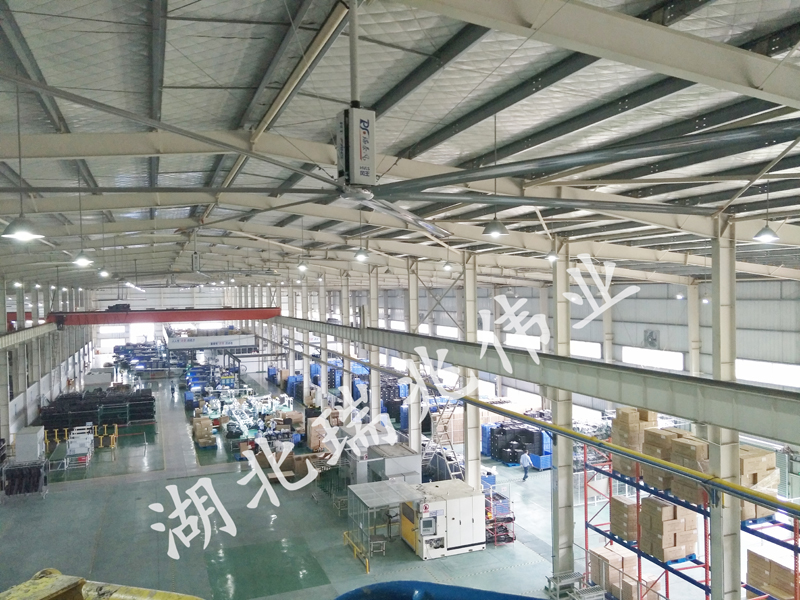 瑞泰風(fēng)工業(yè)大風(fēng)扇,鋼結(jié)構(gòu)廠房通風(fēng)降溫方案,廠房車間通風(fēng)降溫方案,大型工業(yè)風(fēng)扇,物流倉儲大風(fēng)扇,工業(yè)大風(fēng)扇,工業(yè)大吊扇,工業(yè)節(jié)能風(fēng)扇