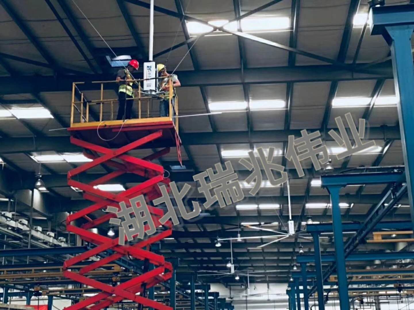 瑞泰風(fēng)工業(yè)大風(fēng)扇,鋼結(jié)構(gòu)廠房通風(fēng)降溫方案,廠房車間通風(fēng)降溫方案,大型工業(yè)風(fēng)扇,物流倉儲(chǔ)大風(fēng)扇,工業(yè)大風(fēng)扇,工業(yè)大吊扇,工業(yè)節(jié)能風(fēng)扇