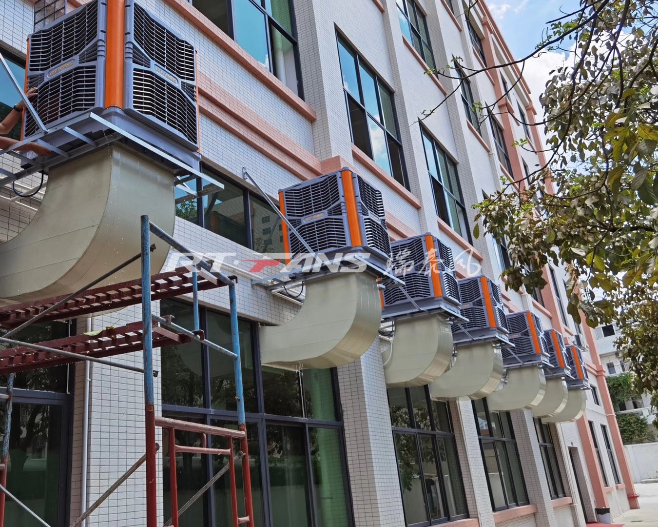 環(huán)?？照{(diào),冷風(fēng)機(jī),冷風(fēng)機(jī)廠家,工業(yè)風(fēng)扇,廠房降溫,車(chē)間降溫,工廠降溫,車(chē)間溫控設(shè)備,車(chē)間降溫設(shè)備,工廠降溫設(shè)備,車(chē)間降溫方案,廠房降溫方案,工廠降溫方案,電商物流倉(cāng)儲(chǔ)降溫方案