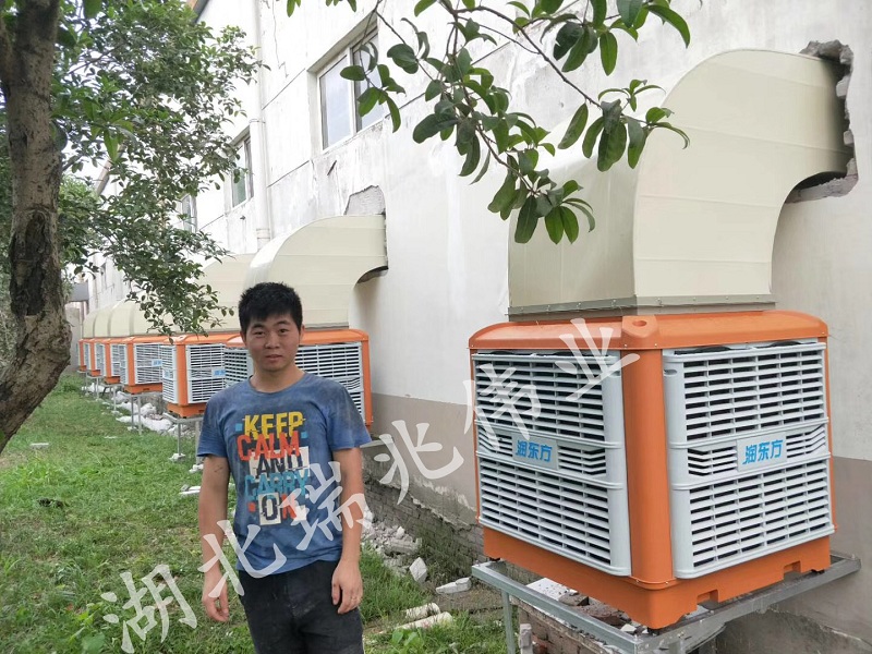 潤(rùn)東方蒸發(fā)式冷氣機(jī)，環(huán)?？照{(diào),冷風(fēng)機(jī),冷風(fēng)機(jī)廠家,工業(yè)風(fēng)扇,廠房降溫,車(chē)間降溫,工廠降溫,車(chē)間溫控設(shè)備,車(chē)間降溫設(shè)備,工廠降溫設(shè)備,車(chē)間降溫方案,廠房降溫方案,工廠降溫方案,電商物流倉(cāng)儲(chǔ)降溫方案