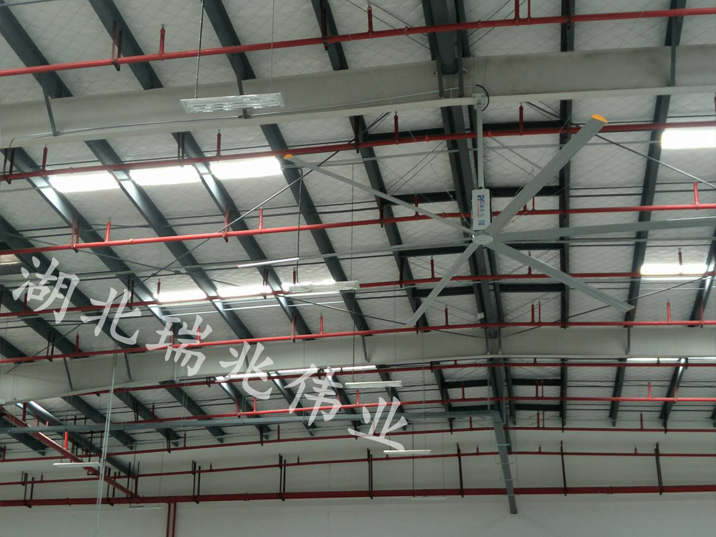 潤東方蒸發(fā)式冷氣機,瑞泰風(fēng)工業(yè)大風(fēng)扇,瑞兆冷風(fēng)機廠家,冷風(fēng)機廠家,工業(yè)風(fēng)扇,廠房降溫,車間降溫,工廠降溫,車間溫控設(shè)備,車間降溫設(shè)備,工廠降溫設(shè)備,車間降溫方案,廠房降溫方案,工廠降溫方案,電商物流倉儲降溫方案